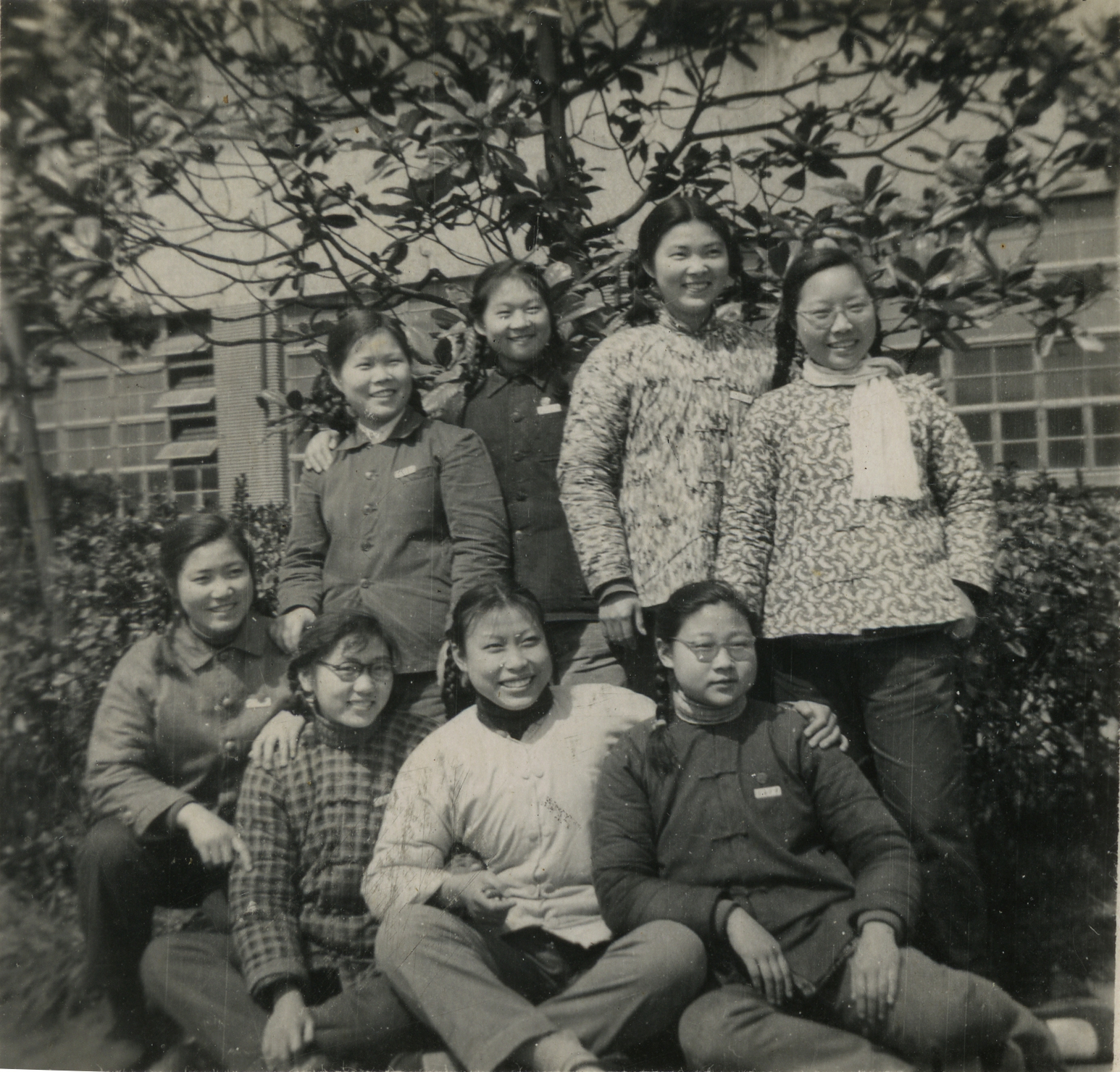65届22001班“8朵金花”大学二年级在法华路校区教学楼前合影（1962年春）